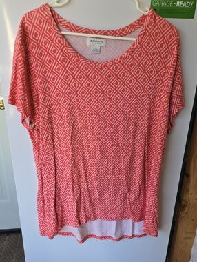 Liz Claiborne Coral Geometric Short Sleeve Top